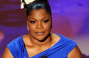 مونيك تحمل جائزة أوسكار أفضل ممثلة مساعدة