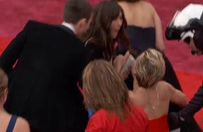 جينفر لورانس تسقط قبل حتى بداية الحفل