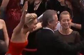 جينفر لورانس تمارس هوايتها في إفساد صور المشاهير