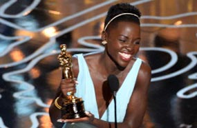 لوبيتا نيونجو تحمل جائزة أوسكار أفضل ممثلة مساعدة لعام 2014