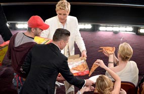 إلين تحضر البيتزا لنجوم هوليوود