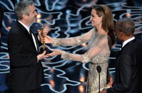 أنجلينا جولي تسليم  ألفونسو كوارون جائزة أفضل مخرج
