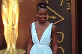 لوبيتا متألقة بفستانها من تصميم &quot;برادا&quot;