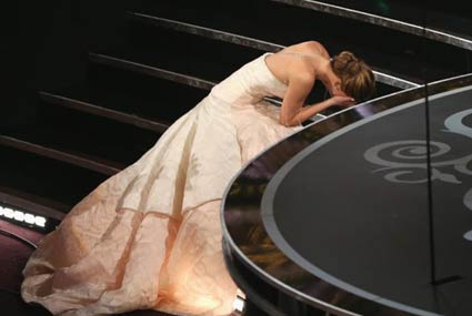 سقوط جينيفر لورانس على المسرح عقب اعلان فوزها بجائزة افضل ممثلة في اوسكار عام 2003 