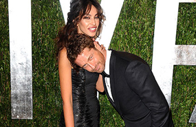 جيرارد باتلر يداعب حبيبته 