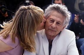 رومان بولانسكي مع زوجته الممثلة إمانويل سينيه في جلسة تصوير &quot;Venus in Fur&quot; بـ &quot;كان&quot;