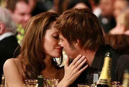 لم يكن يبالي الزوجين في إظهار مشاعرهما أمام الجميع.