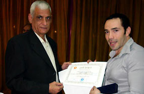 الفنان رامي أثناء تسلمه شهادة تقدير نادي الشمس