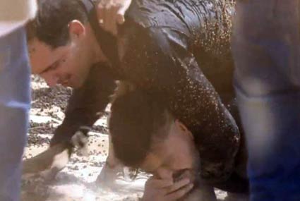 ظافر العابدين يغسل وجه رامز جلال بالرمال