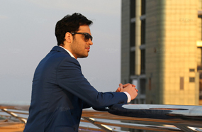 رامي جمال في لقطة من أحداث الكليب