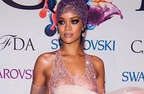 ريانا مرتدية فستانها الفاضح