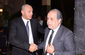 مصطفى شعبان مع أشرف زكي في العزاء