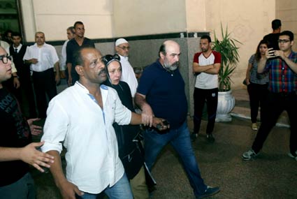 ليلى علوي بعد الصلاة على والدتها