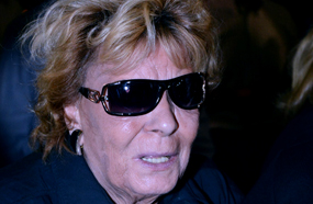 نادية لطفي بالنظارة السوداء في عزاء وجدي الحكيم