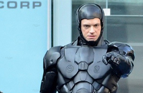 جويل كينامان في بدلة Robocop