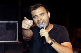 رامي أثناء غنائه بالحفل