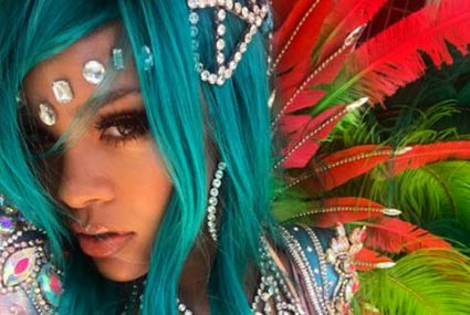 ريانا في البربادوس بشعرها الأزرق