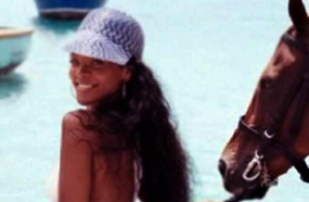 ريانا مع الحصان على الشاطىء