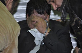 &quot;شعبولا&quot; يبكي في العزاء