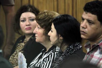 صافينار ووالدتها واختها في المحكمة