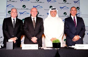 صورة جماعية بعد توقيع العقد