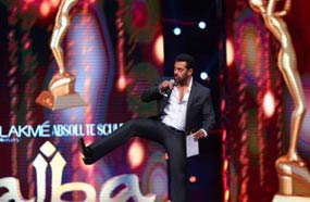 سلمان خان أثناء مشاركته في تقديم حفل &quot;Arab Indo Bollywood Awards AIBA&quot;