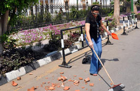 سما المصري تنظف الشارع