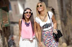 ساندي وشقيقتها إيناس علي في صور دعائية لبرنامجها الواقعي &quot;The Sisters&quot;