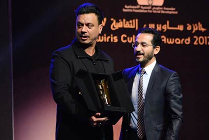 أحمد حلمي يسلم عباس أبو الحسن جائزة والدته الراحلة شمس الإتربي