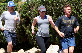 شون بن وسكارليت جوهانسون وأوين ويلسون يعدون معاً