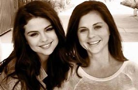 سلينا جوميز سعيدة بانجاب والدتها لجريسي