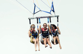 سيلينا تستمتع بجولتها بالمظلة مع كارا