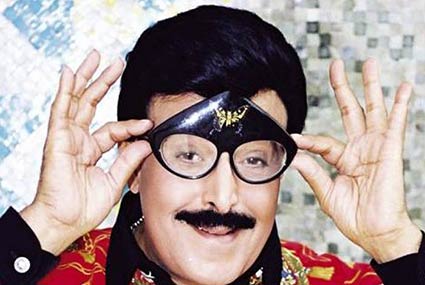 سمير غانم‎ يهتم بالنظارات الكبيرة التي لا تخيب آماله في إضحاك الجمهور