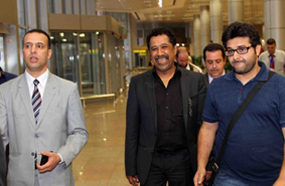 وصول الشاب خالد إلى مطار القاهرة