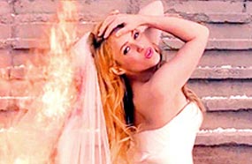 شاكيرا يشتعل فستان زفافها في كليبها Empire