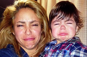 شاكيرا تقلد ميلان اثناء بكائه