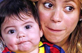 شاكيرا تقلد تعبيرات وجه ابنها ميلان