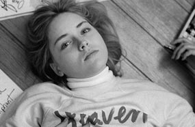 السبب الأول:
استطاعت شارون ستون أن تتعاقد مع وكالة "فورد" الشهيرة لعروض الأزياء، بعد مرور 4 أيام فقط من وصولها إلى نيويورك قبل اتجاهها للتمثيل