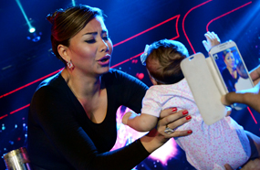 شيرين تحمل طفلة صغيرة