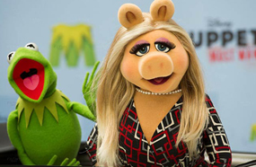 ميس بيجي وكيرميت أبطال عرائسThe Muppet Show
