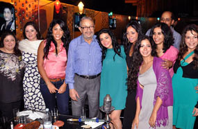 نور الشريف مع بطلات المسلسل أثناء السحور