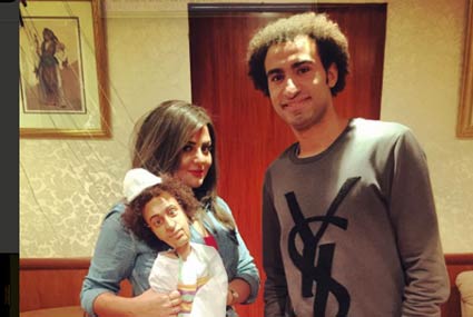 شذى مع على ربيع والدمية التي تشبهه في "مسرح مصر"‎