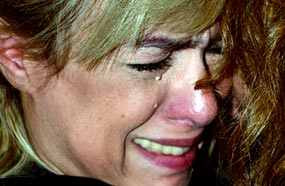 سيمون تبكي على رحيل والدتها ميما عزيز عبد السيد