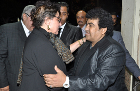 أحمد عدوية كان من بين الحاضرين في العزاء ويظهر بالصورة مع سهير المرشدي