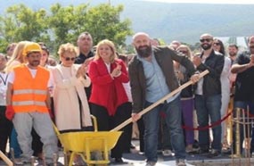 هاليت أرجنتش يضع حجر أساس القرية التي تحمل اسم مؤلفة المسلسل