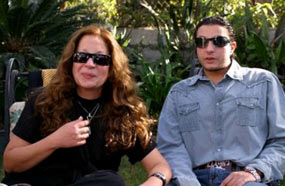 الفنانة سمية الألفي مع نجلها الفنان الشاب أحمد الفيشاوي