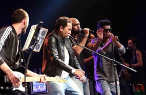 أوكا وأورتيجا بصحبة فريق &quot;شارموفرز&quot;