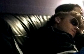 جستين بيبر نائم على كتف سيلينا جوميز في الأستوديو