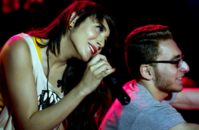 ساندي وصورة مع جمهورها