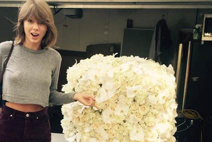 تايلور سويفت تتلقى باقة ورد عملاقة من كاني ويست